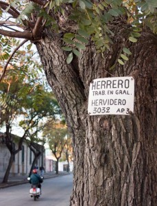 en casa de herrero... carteles de palo